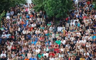 Eine große Masse an Menschen füllt das gesamte Bild aus.