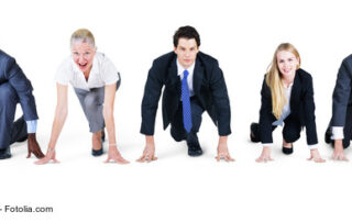 Ein Team in Startposition zum Sprinten.