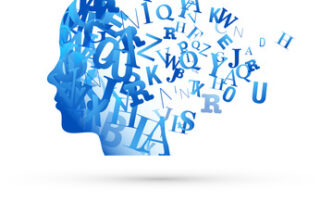 Ein Kopf, der aus blauen Buchstaben besteht: Am Hinterkopf fliegen die Buchstaben auseinander.