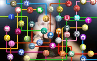 Farbige Icons die mit farbigen Linien verbunden sind. Dies bildet ein Netz vor der Frau, die unscharf im Hintergrund zu sehen ist.