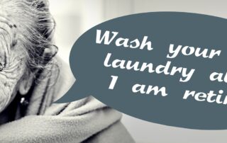 Ein schwarz-weiß Bild einer alten Frau, von der eine Sprechblase mit der Aussage "Wash your dirty laundry alone. I am retired." ausgeht.