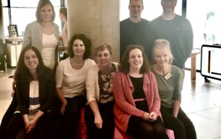 Ein Gruppenbild der Teilnehmergruppe des Seminars Agiler Führen zusammen mit Ausbilderin Svenja Hofert.