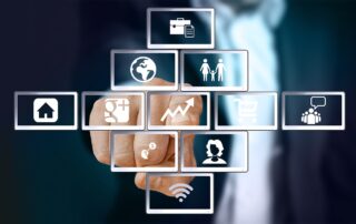 Mehrere Felder mit Icons im Vordergrund, im Hintergrund unscharf eine Person in Anzug, die das Icon eines aufsteigenden Pfeils antippt.