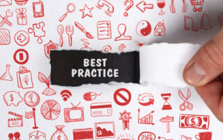 Ein weißes, mit roten Icons bedrucktes Papier, das in der Mitte aufgerissen wird, sodass "Best Practice" darunter lesbar ist.