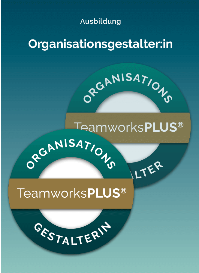 Die Siegel "Organisationsgestalter*in TeamworksPLUS®" auf blauem Hintergrund.