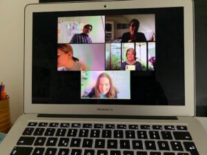 Bild 2: Svenja Hofert blickt mitten auf den Bildschirm