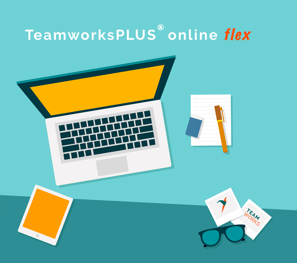 Arbeitsutensilien: Laptop, Notizblock, Stift, Tablet, Brille und Teamworks Bilder mit der Überschrift: TeamworksPLUS@ online flex