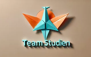 Origami gefaltete Form in türkis und orange und dem Schriftzug "Team Studien".
