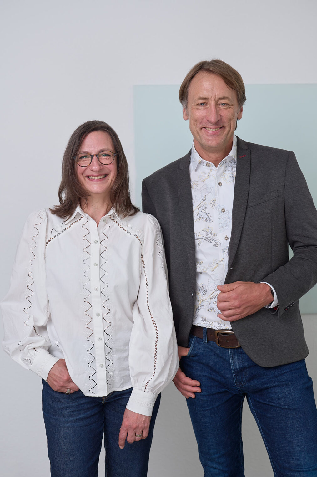 teamworks-20240628_stefangroenveld_web11090009 Christina Glaser und Thorsten Visbal, Geschäftsführer von Teamworks, nebeneinander stehend und lächelnd.